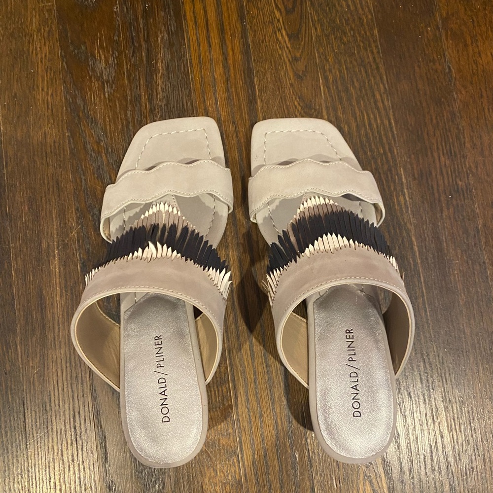 Donald Pliner fringed suede sandals. Chunky mini heel Size: 7 1/2